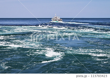 観潮船から見たうず潮 鳴門海峡の渦潮 鳴門のうず潮 イメージ素材 観潮船から見たうず潮 鳴門海峡の渦潮 鳴門のうず潮 イメージ素材 113783423