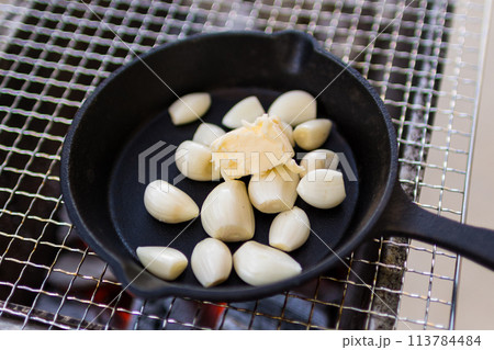 スキレットで作るニンニク料理 113784484