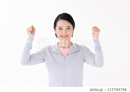 スポーツウエアの女性 ガッツポーズ スポーツウエアの女性 ガッツポーズ 113784746