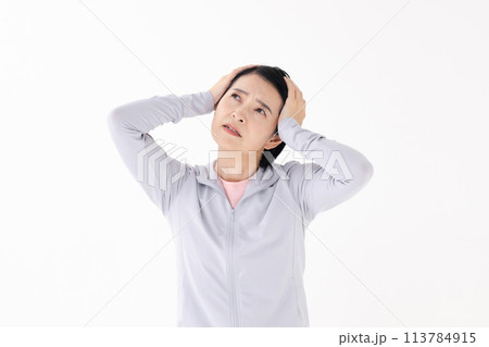 スポーツウエアの女性 頭痛 スポーツウエアの女性 頭痛 113784915