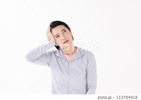 スポーツウエアの女性　頭痛 113784918