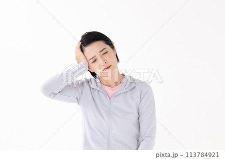 スポーツウエアの女性 頭痛 スポーツウエアの女性 頭痛 113784921