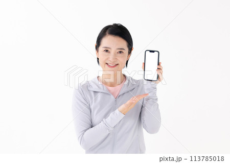 スポーツウエアの女性　スマホ 113785018