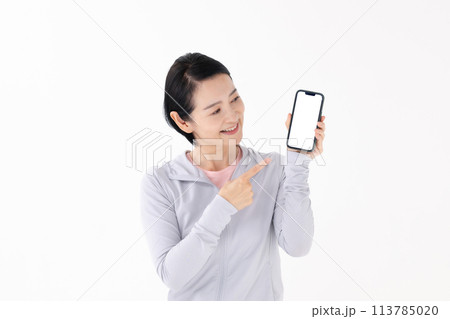 スポーツウエアの女性 スマホ スポーツウエアの女性 スマホ 113785020