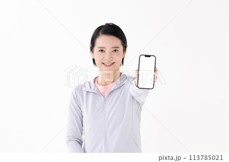 スポーツウエアの女性 スマホ スポーツウエアの女性 スマホ 113785021