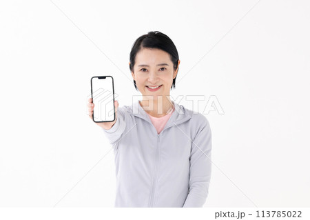 スポーツウエアの女性 スマホ スポーツウエアの女性 スマホ 113785022