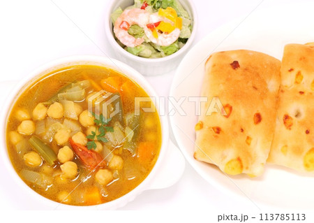 ネパール風　豆カレー　スープカレー　明るい背景 113785113