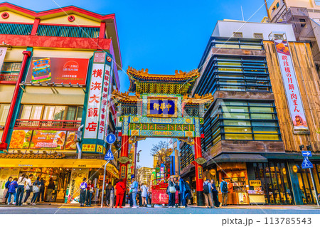 日本の横浜都市景観インバウンド復活…外国人観光客らで賑わう横浜中華街・善隣門などを望む＝4月14日 113785543