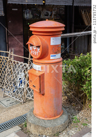 古い形の郵便ポスト 113785732