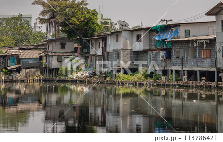 In slum area, the houses are old along the Khlong Phra Khanong. 113786421