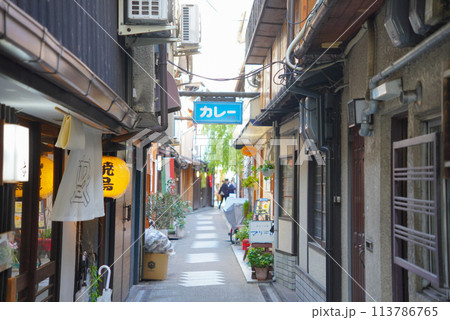 レトロな京都の町並み レトロな京都の町並み 113786765