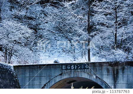 雪景色 山 トンネル 雪景色 山 トンネル 113787763
