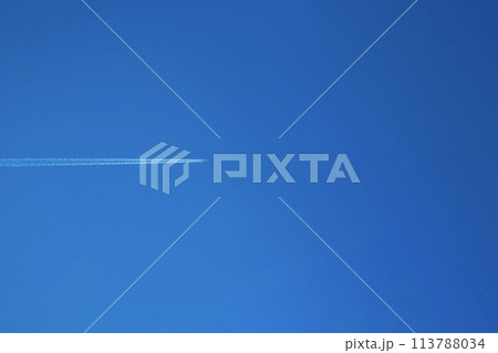 雲ひとつない青空に真っすぐに伸びる飛行機雲 雲ひとつない青空に真っすぐに伸びる飛行機雲 113788034
