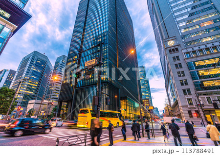 日本の東京都市景観 「大手町駅前」の交差点からオフィス街や雲などを望む…日本経済の行方＝27日 113788491