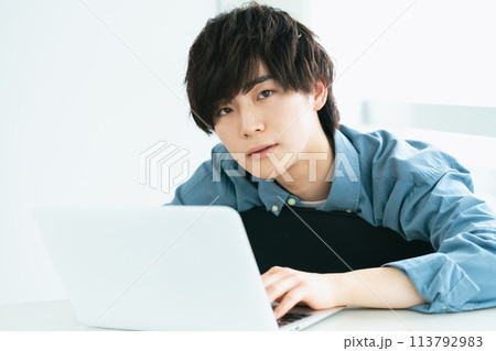 パソコンを見る若い男性 113792983