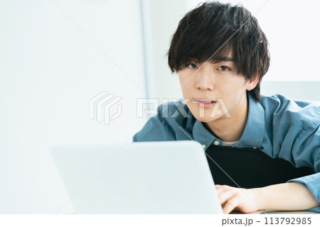 パソコンを見る若い男性 113792985