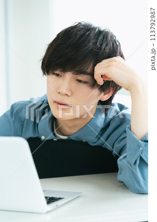 パソコンを見る若い男性 113792987