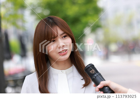 街頭インタビュー_暗い話題について意見を話す若い女性_3 街頭インタビュー_暗い話題について意見を話す若い女性_3 113793025