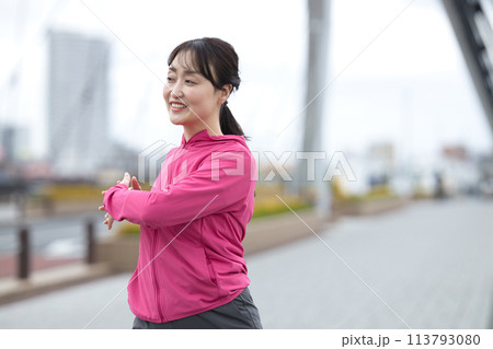 スポーツウェアでストレッチをするミドル女性 113793080