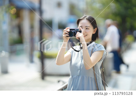 カメラ女性 旅行 一人旅 カメラ女性 旅行 一人旅 113793128
