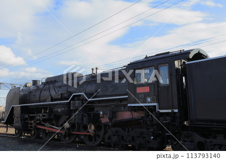 蒸気機関車・車両番号C621のと青空 113793140