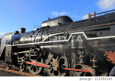蒸気機関車・C61形2号機・車両番号C612の動輪と青空 蒸気機関車・C61形2号機・車両番号C612の動輪と青空 113793143