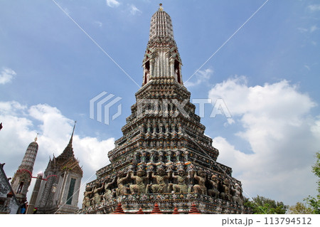 タイの首都バンコク チャオプラヤ川岸の暁の寺とも呼ばれるワットアルンの仏塔(プラーン) タイの首都バンコク チャオプラヤ川岸の暁の寺とも呼ばれるワットアルンの仏塔(プラーン) 113794512