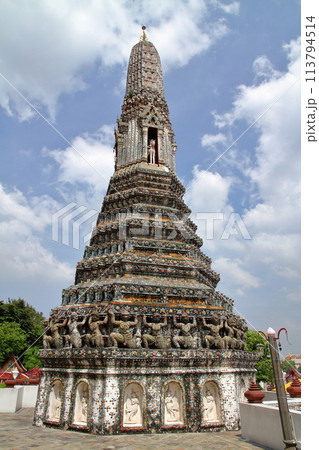 タイの首都バンコク チャオプラヤ川岸の暁の寺とも呼ばれるワットアルンの仏塔(プラーン) タイの首都バンコク チャオプラヤ川岸の暁の寺とも呼ばれるワットアルンの仏塔(プラーン) 113794514