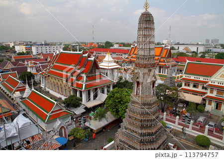 タイの首都バンコク チャオプラヤ川岸の暁の寺とも呼ばれるワットアルンの大仏塔からの仏塔や本堂の景色 タイの首都バンコク チャオプラヤ川岸の暁の寺とも呼ばれるワットアルンの大仏塔からの仏塔や本堂の景色 113794757