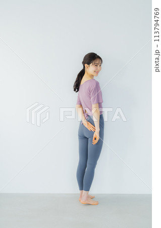 ヨガスタジオでヨガをする女性  113794769