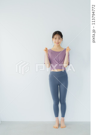 ヨガスタジオでヨガをする女性  113794772