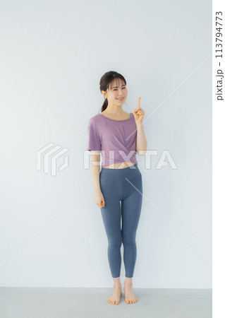 ヨガスタジオでヨガをする女性  113794773