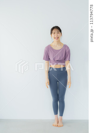 ヨガスタジオでヨガをする女性 ヨガスタジオでヨガをする女性 113794778