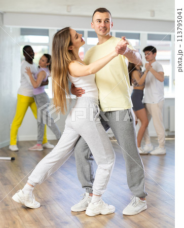 Young man and woman dancing latin dances 113795041