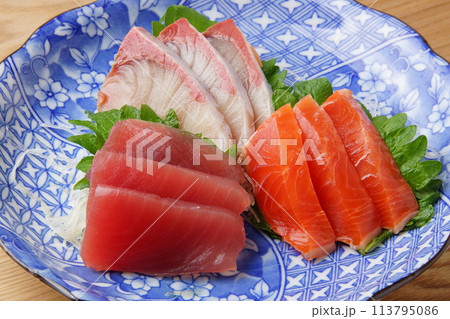 おいしい刺身盛り合わせ おいしい刺身盛り合わせ 113795086