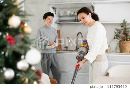 Mother and son doing household chores 113795439