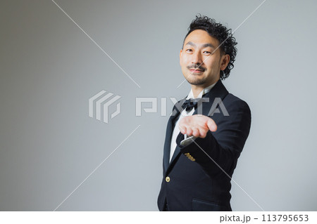 タキシードを着た男性 113795653