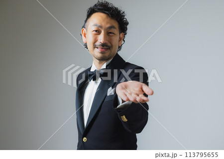 タキシードを着た男性 113795655