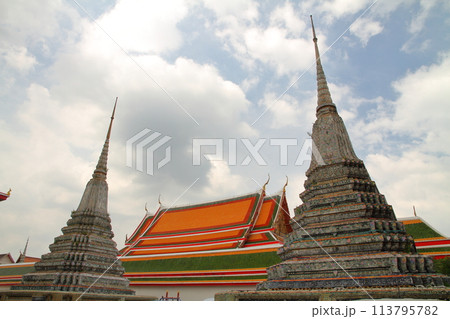 タイの首都バンコク チャオプラヤ川岸の暁の寺とも呼ばれるワットアルンの仏塔や建造物 タイの首都バンコク チャオプラヤ川岸の暁の寺とも呼ばれるワットアルンの仏塔や建造物 113795782