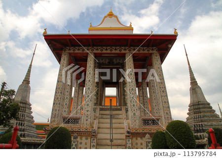 タイの首都バンコク チャオプラヤ川岸の暁の寺とも呼ばれるワットアルンの建造物 タイの首都バンコク チャオプラヤ川岸の暁の寺とも呼ばれるワットアルンの建造物 113795784