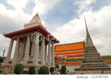 タイの首都バンコク　チャオプラヤ川岸の暁の寺とも呼ばれるワットアルンの建造物 113795785