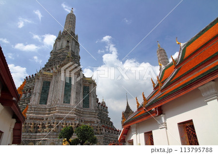タイの首都バンコク チャオプラヤ川岸の暁の寺とも呼ばれるワットアルンの仏塔と建造物 タイの首都バンコク チャオプラヤ川岸の暁の寺とも呼ばれるワットアルンの仏塔と建造物 113795788