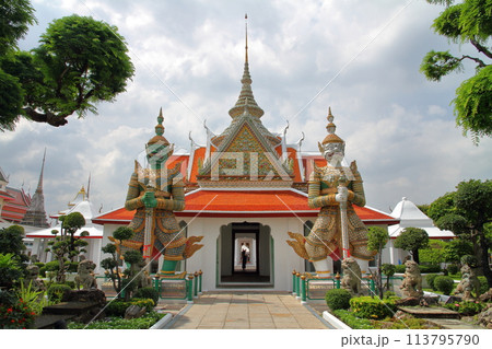 タイの首都バンコク チャオプラヤ川岸の暁の寺とも呼ばれるワットアルンの建造物 タイの首都バンコク チャオプラヤ川岸の暁の寺とも呼ばれるワットアルンの建造物 113795790