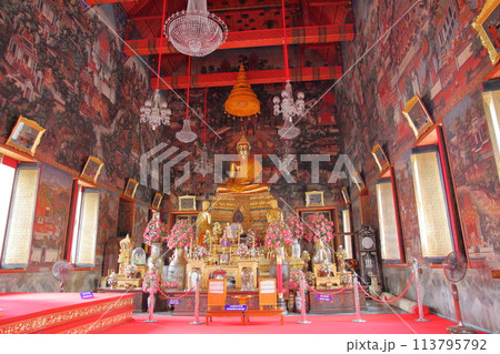 タイの首都バンコク　チャオプラヤ川岸の暁の寺とも呼ばれるワットアルンの仏像 113795792