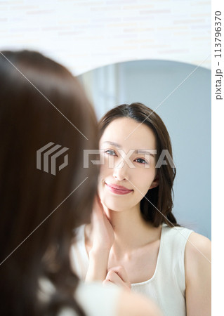 女性 スキンケア 女性 スキンケア 113796370