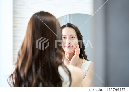 女性　スキンケア　 113796371