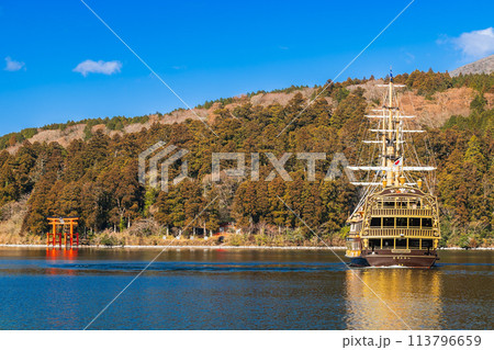 芦ノ湖 箱根神社と周遊する観光船 冬景 芦ノ湖 箱根神社と周遊する観光船 冬景 113796659