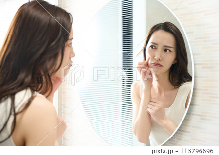 お肌のコンディションを気にする女性 113796696