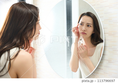 お肌のコンディションを気にする女性 113796697