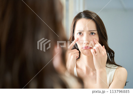 目元を気にする女性 目元を気にする女性 113796885